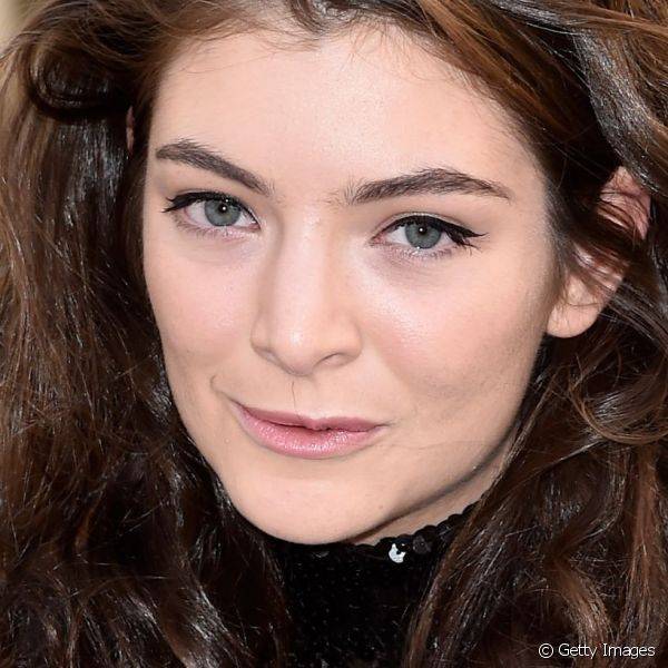 Durante desfile da Dior, em Paris, em março de 2015, Lorde optou por uma maquiagem mais básica, com sombra clara, delineador e gloss
